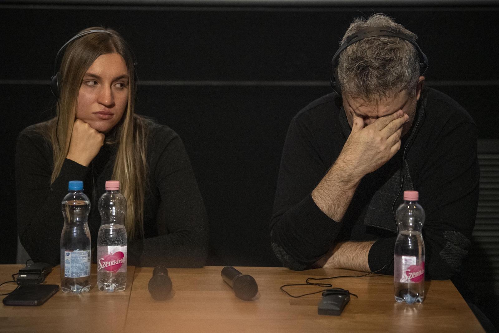 2022. december 2. Tanárok, diákok és szülők vonulnak a Karinthy Gimnáziumtól a Külső-Pesti Tankerület elé. A tüntetésen részt vettek a kirúgott tanárok is, a képen Rábai János aki az év tanára díjat is megkapta