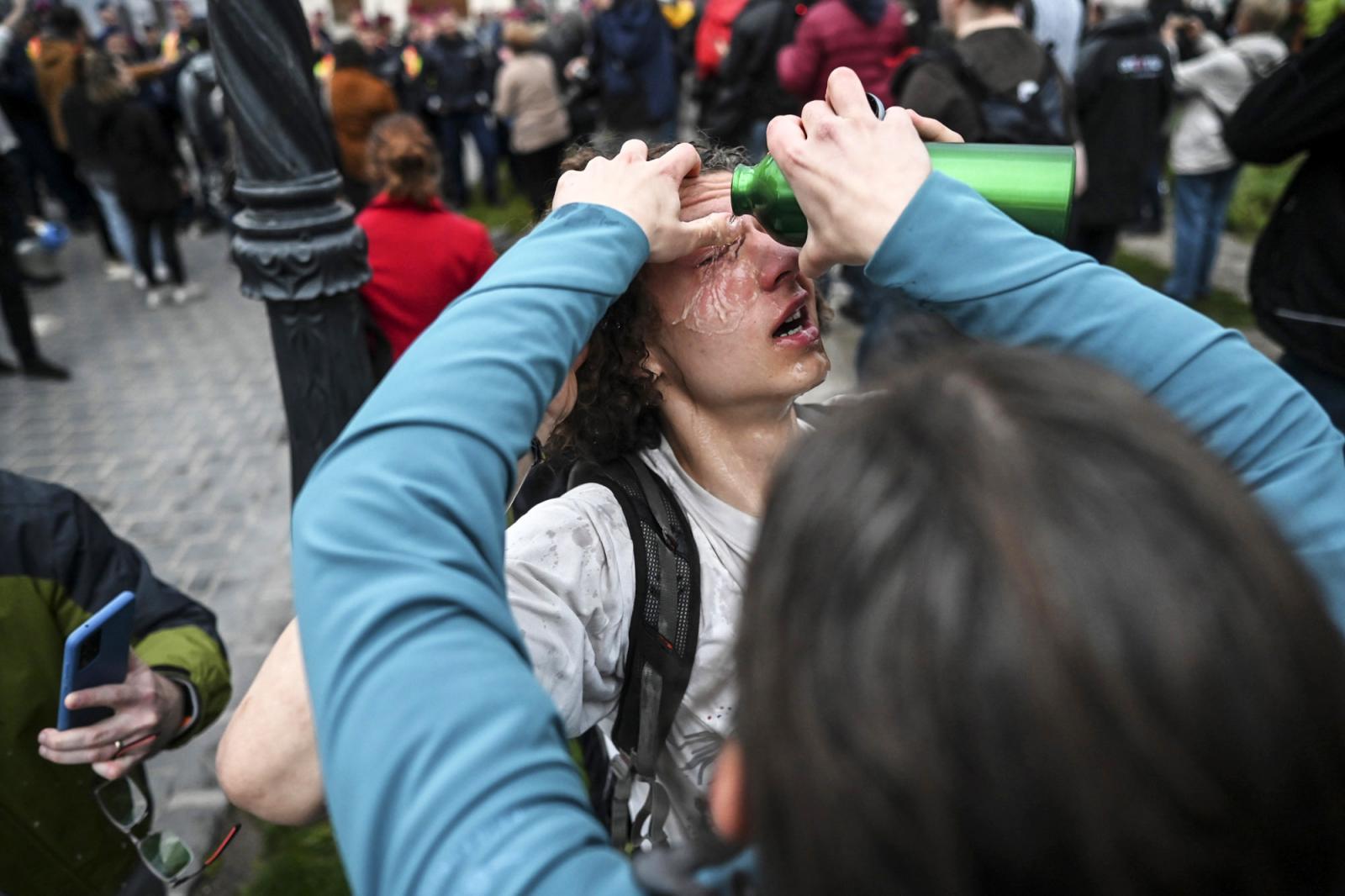 A rendőrök gázspray-t is bevetettek, sokakat – főleg fiatalokat, diákokat – elért a maró, csípő permet