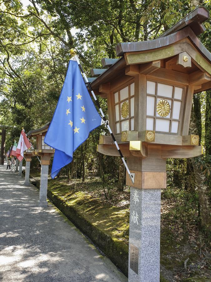 Európai uniós lobogó a Dzsinmu szentély egyik lámpásán