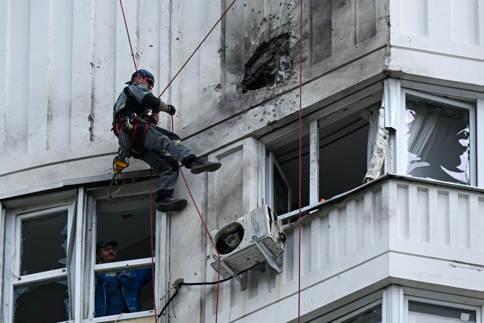 A moszkvai dróntámadás nyomai egy lakóépületen. 