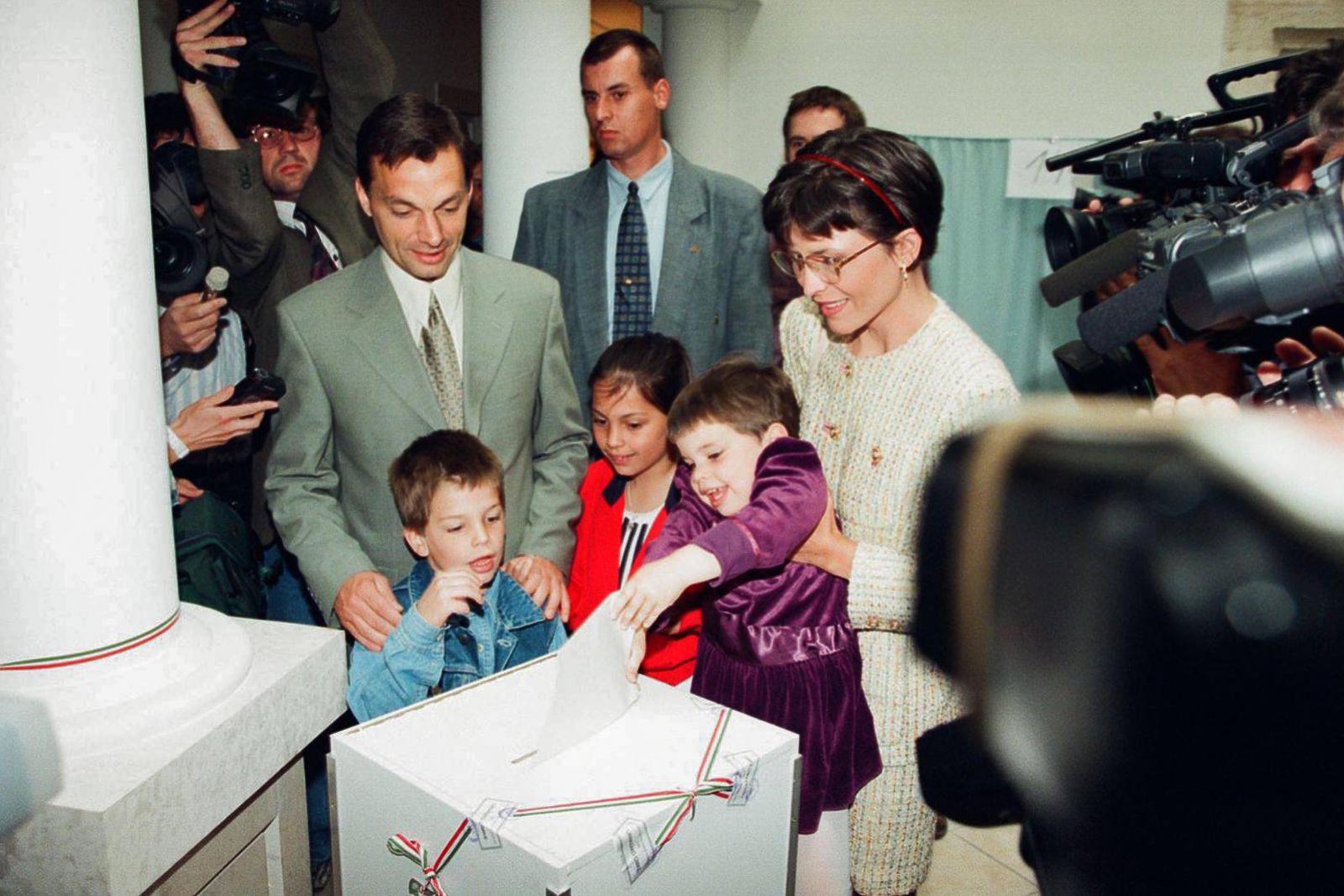 1989. június 16. Műcsarnok előtt, Nagy Imre és mártírtársai újratemetésekor. Orbán Viktor beszédet mond.