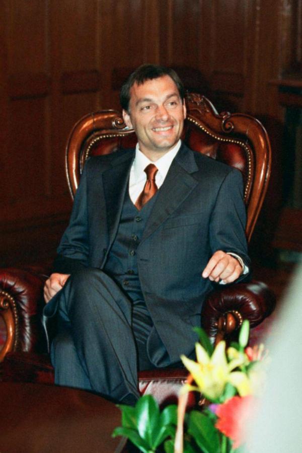 1989. június 16. Műcsarnok előtt, Nagy Imre és mártírtársai újratemetésekor. Orbán Viktor beszédet mond.