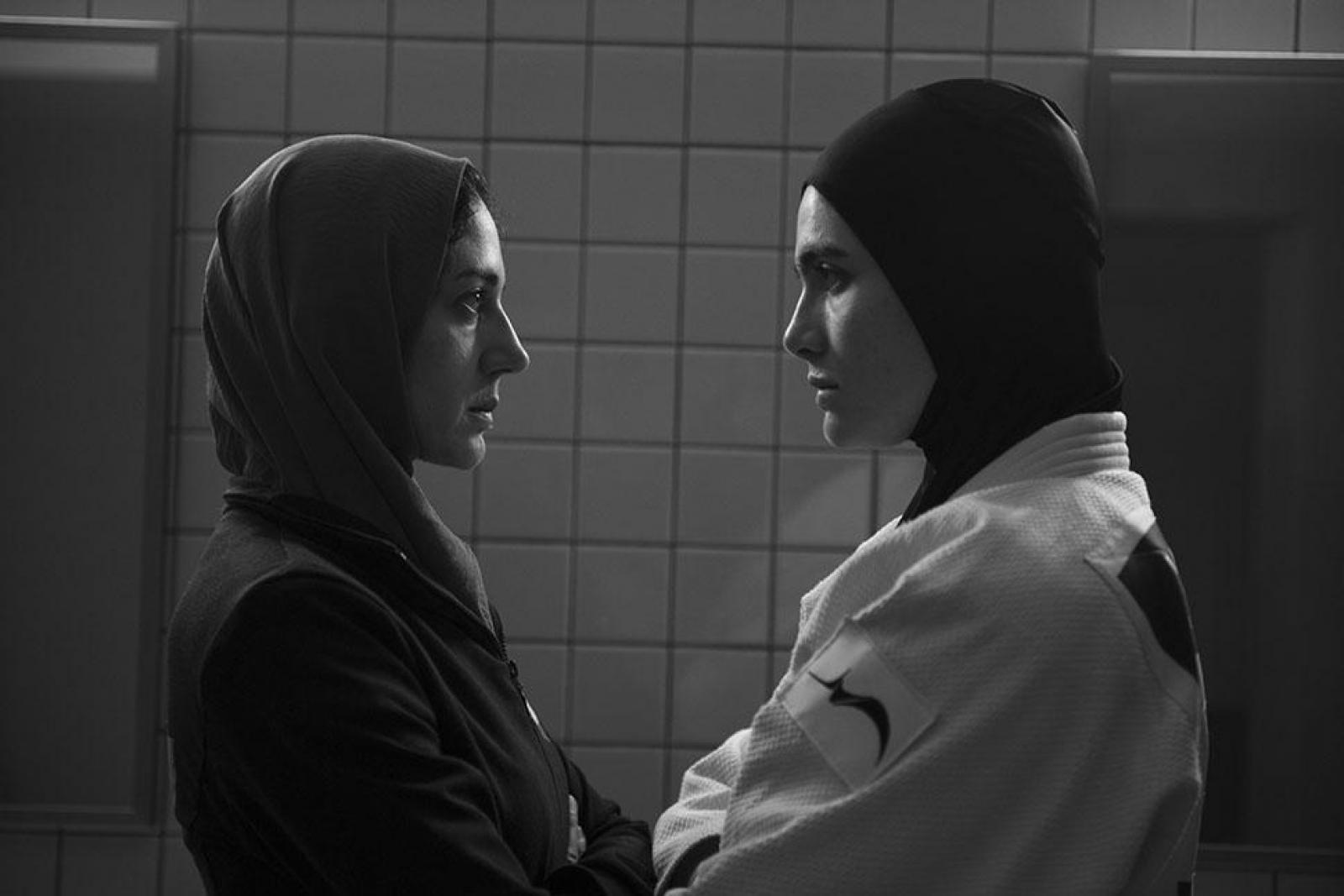 A képen Zahra Amir Ebráhimi és Arienne Mandi. A Tatami az első produkció a filmtörténetben, amelyet egy iráni nő és egy izraeli férfi közösen rendezett