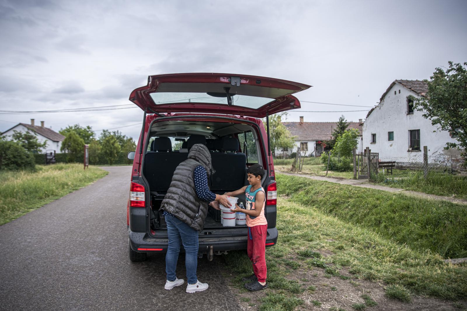 Hortobágyon is sokfunkciós a falubusz – itt éppen ebédet hozott