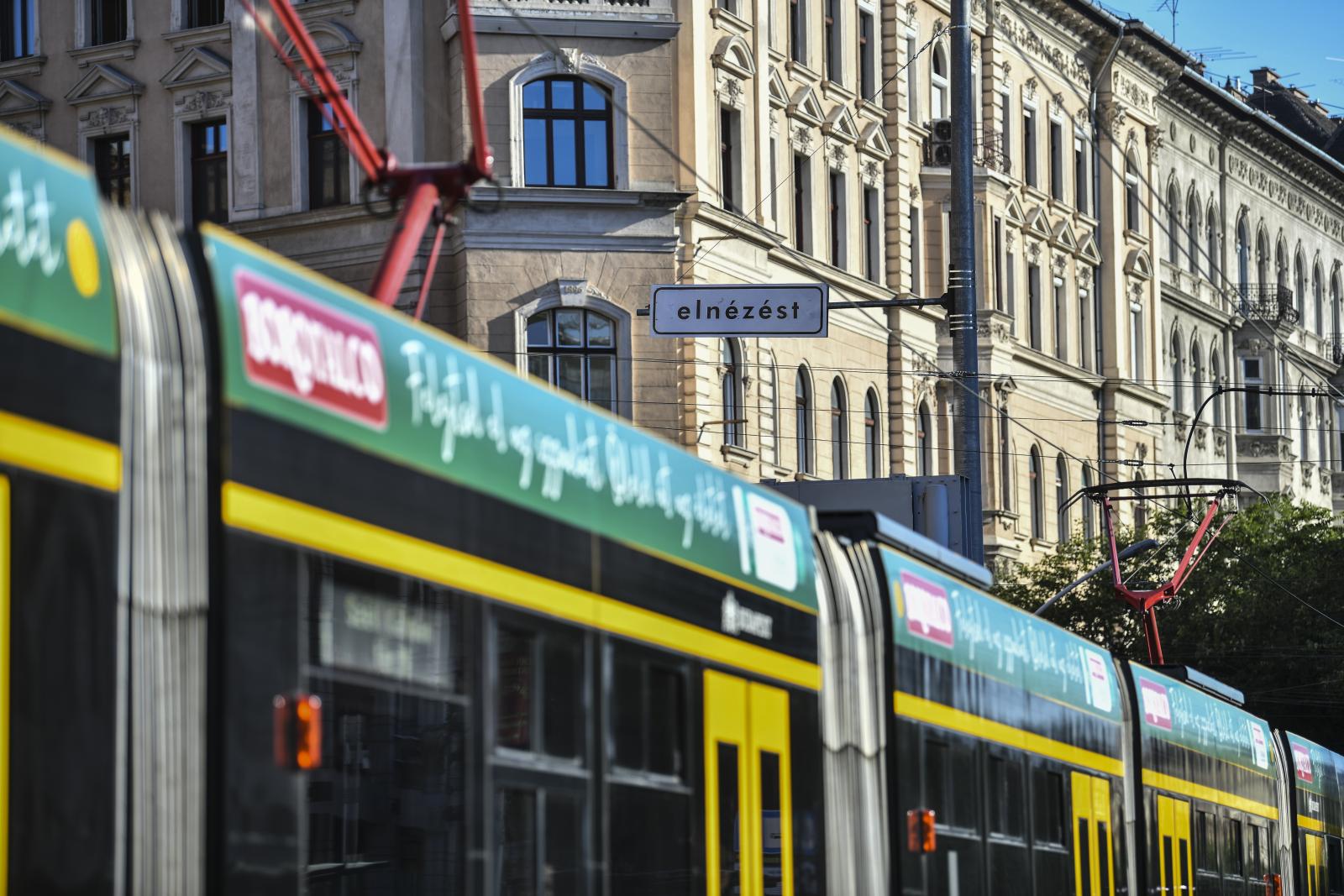 Sugár János: Elnézést című alkotása Budapesten a Blaha Lujza téren