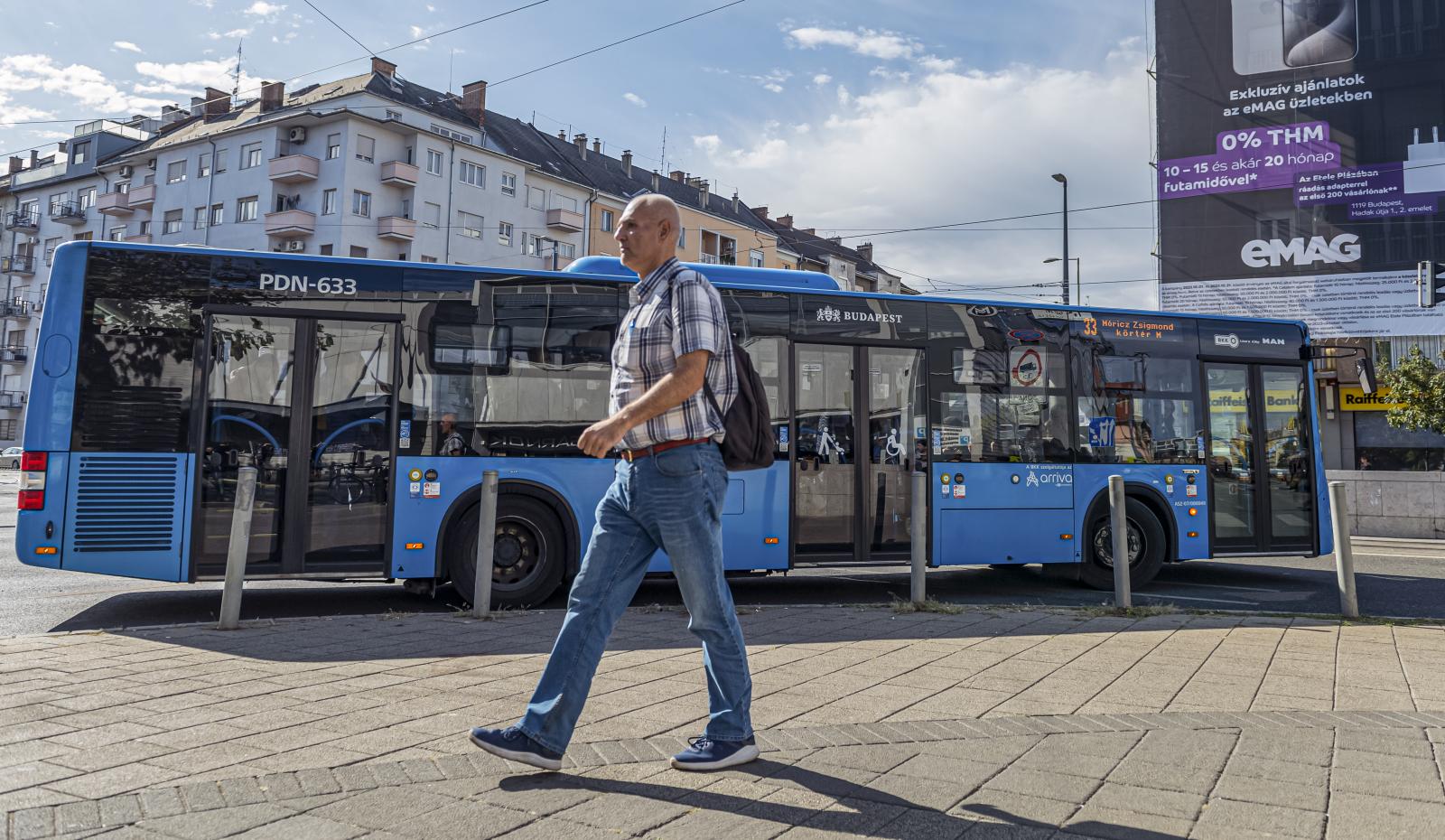 Az olcsóbb ázsiai munkaerő megjelenése nehéz helyzetbe hozhatja a szakszervezeteket a bértárgyalásokon