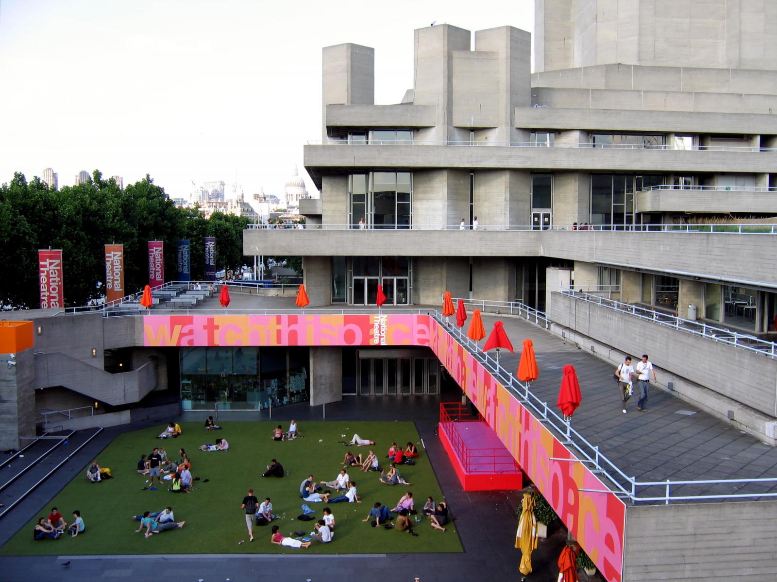 Az angol nemzeti színház, a Royal National Theatre épülete Londonban