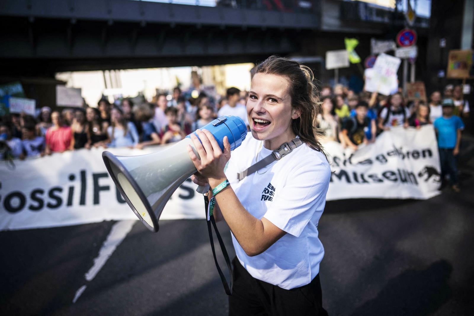 Luisa Neubauer jóval mérsékeltebb Gretánál, és a napi politikához is jobb érzéke van