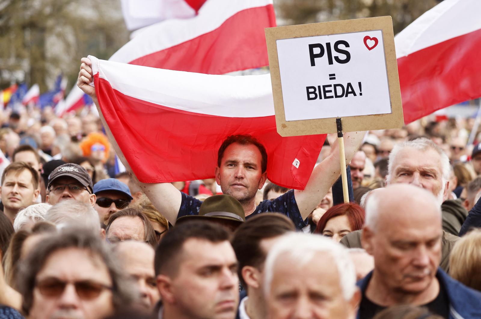 Sok lengyel számára a PiS a szegénységet jelenti 