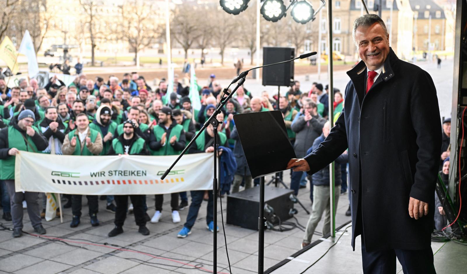 Sztrájkolók Erfurtban, a főpályaudvar előtt január 25-én 