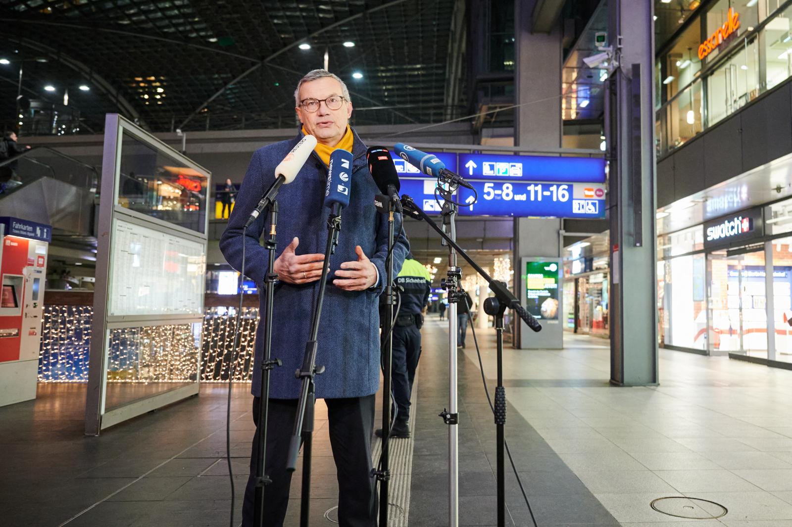 Sztrájkolók Erfurtban, a főpályaudvar előtt január 25-én 