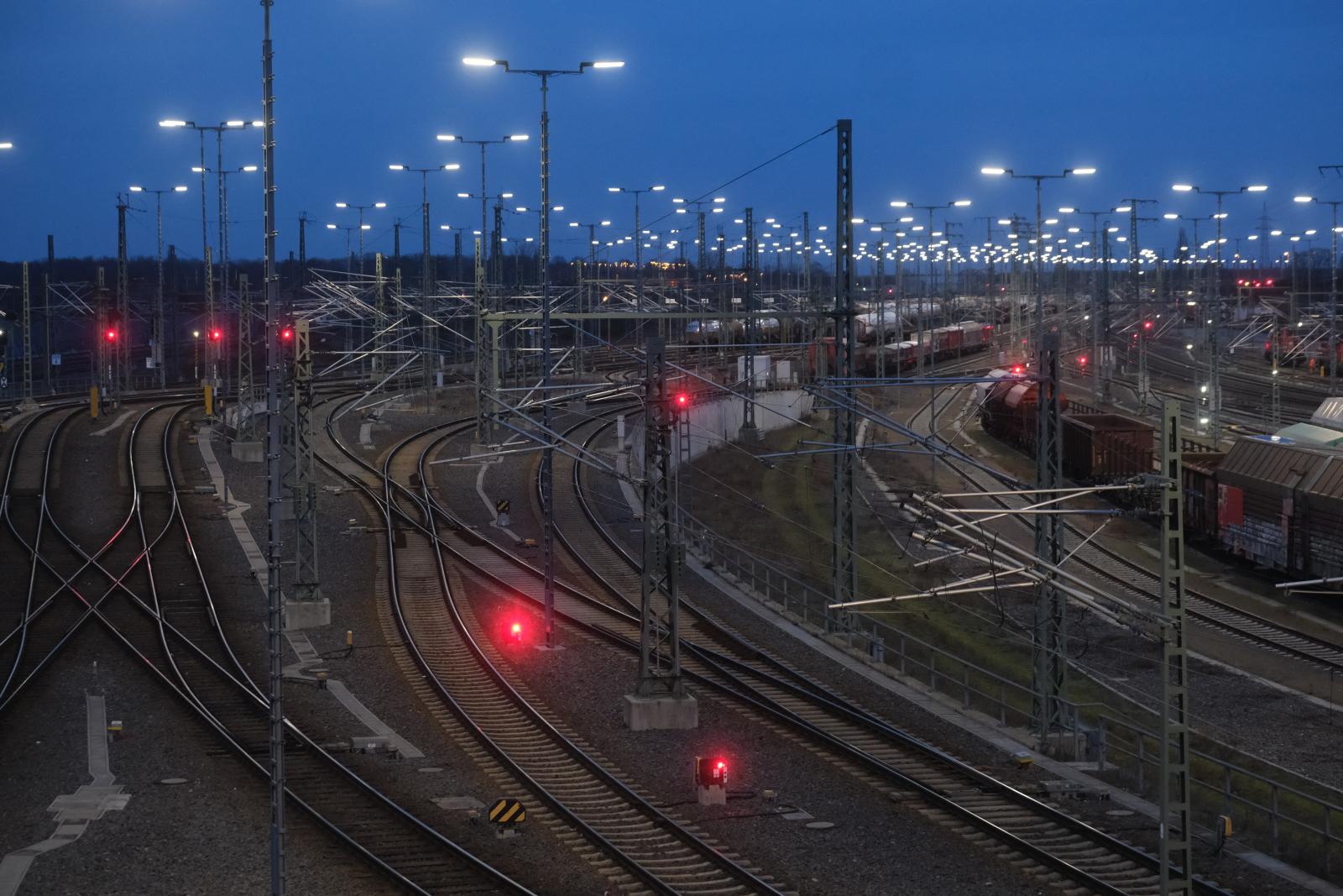 Sztrájkolók Erfurtban, a főpályaudvar előtt január 25-én 