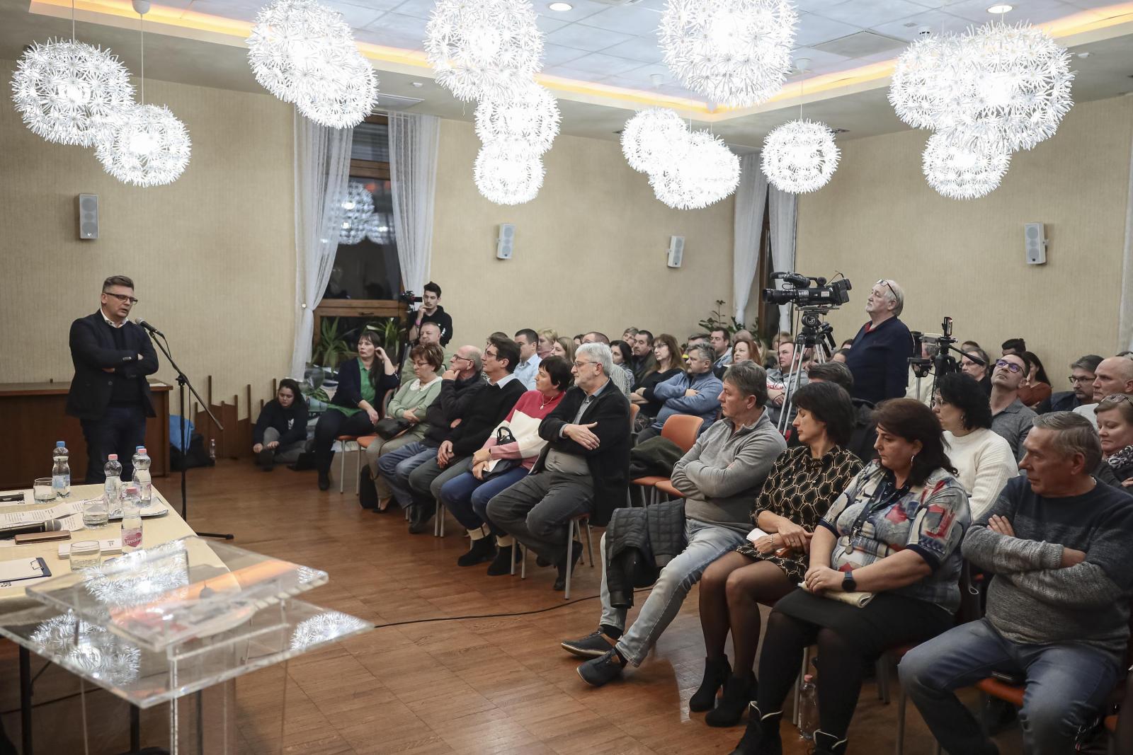 Lakossági fórum Üllőn. Nincs olyan közügy, amelynek rendezésébe ne lehetne bevonni azokat, akiket a döntés érint. 