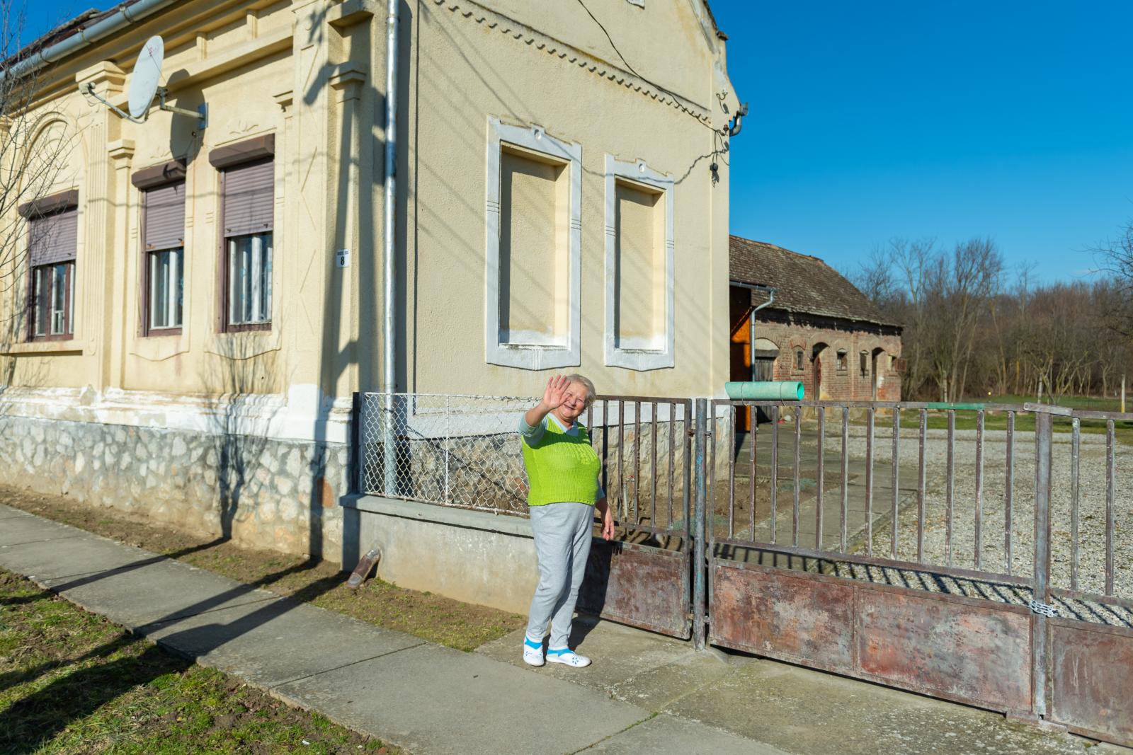 A Pettenden élő Liptainé Edit abban bízik, náluk is beindul az olajkút, és szerencsések lesznek, mint Gyöngyösmellék