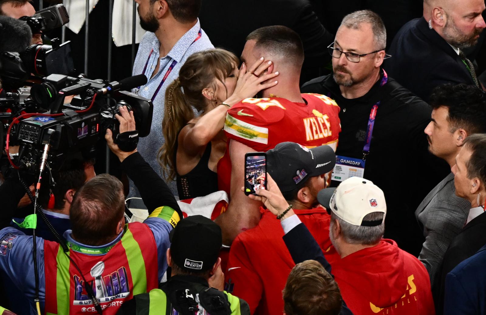 Travis Kelce és Taylor Swift csókja az amerikaifutball-bajnokság döntője, a Super Bowl után. Nem jöttek be az előre kitalált összeesküvés-elméletek