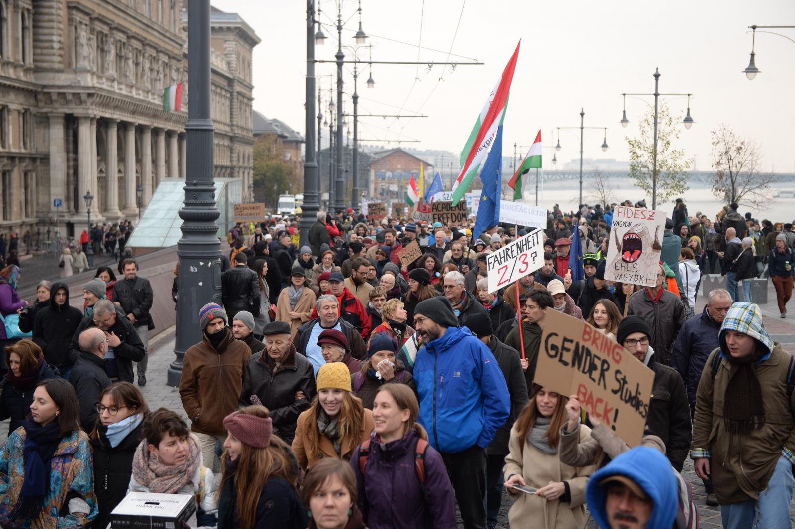 Tüntetés a CEU és egyéb egyetemek átszervezése ellen 2018-ban. „A gender – a marxizmus-leninizmushoz hasonlóan – inkább nevezhető ideológiának, mint tudománynak” – jelentette ki Rétvári Bence egy évvel korábban. Később meg is szüntették a gender szakot