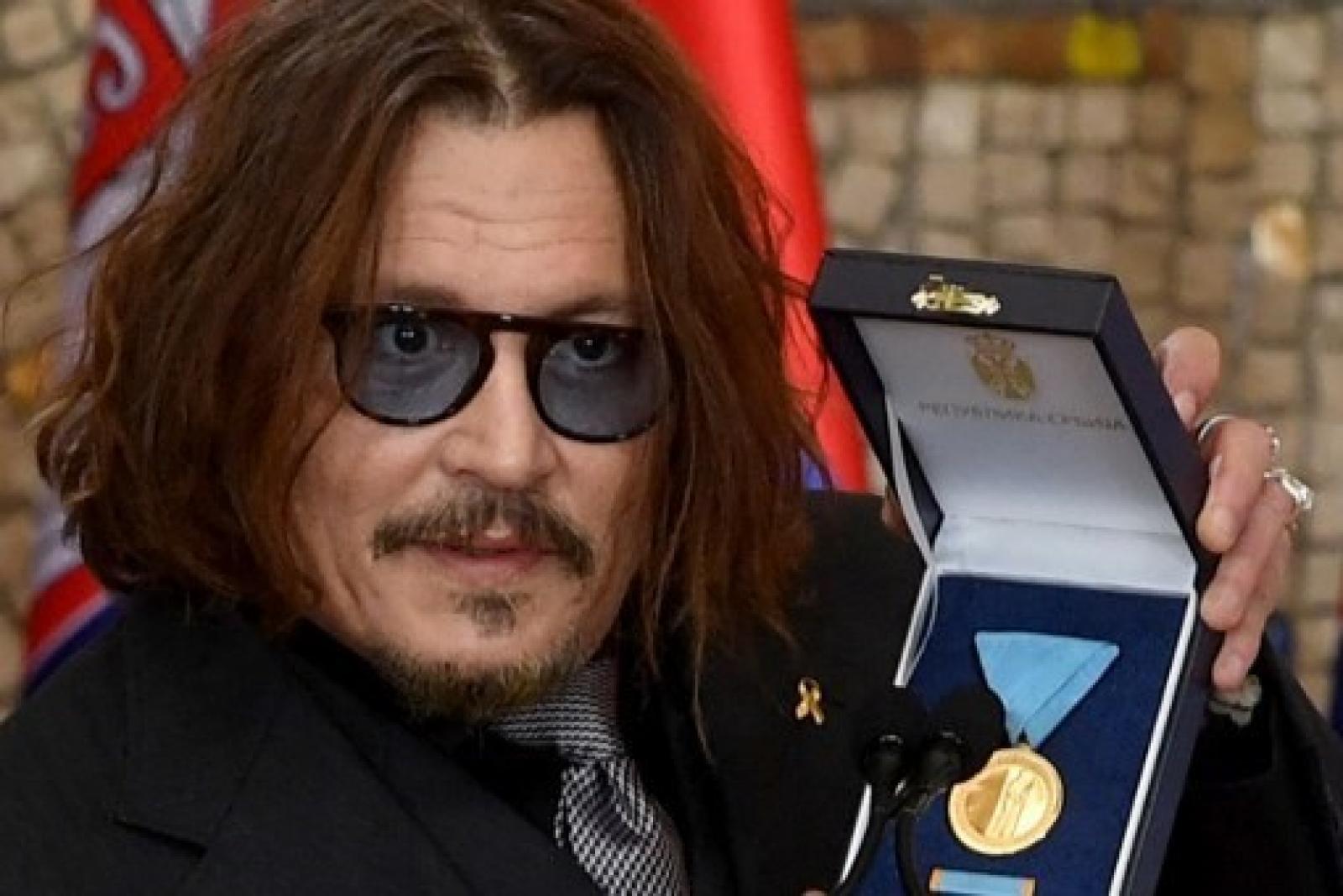 Johnny Depp amerikai színész több mint két éve a Szerb Köztársaság Arany Érdemérmét átvehette még