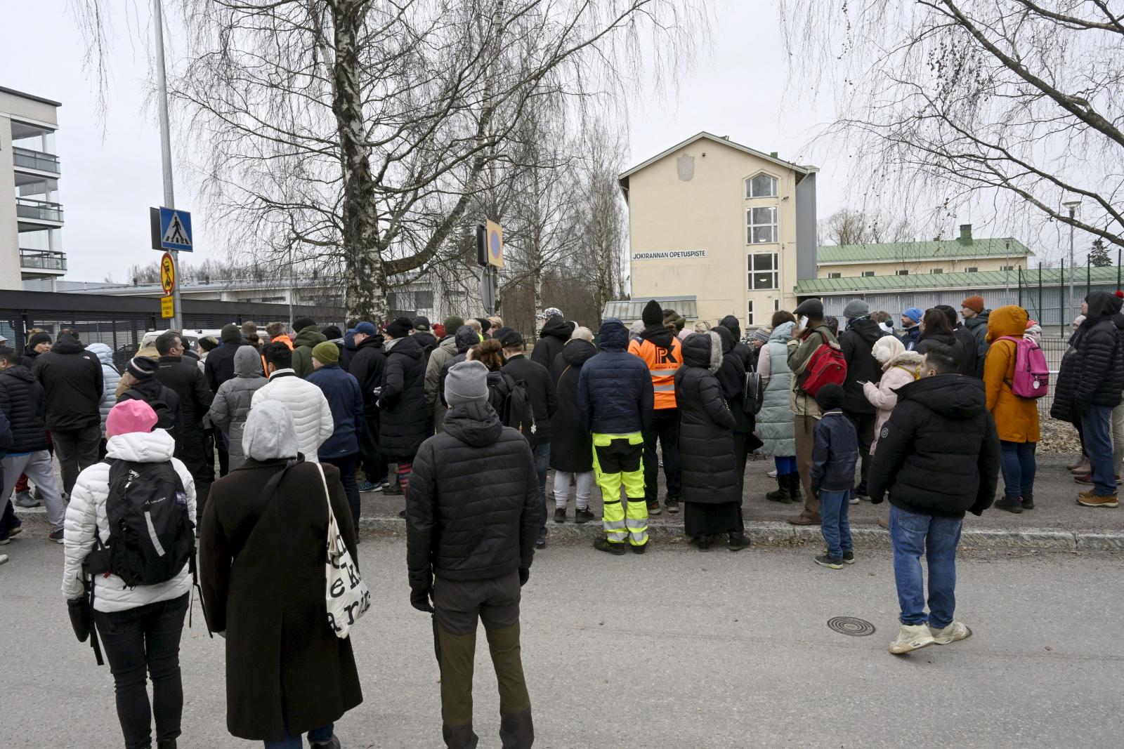 Diákok és családtagok a Helsinkitől északra fekvő Vantaa egyik iskolájánál, ahol tüzet nyitott társaira egy 12 éves tanuló