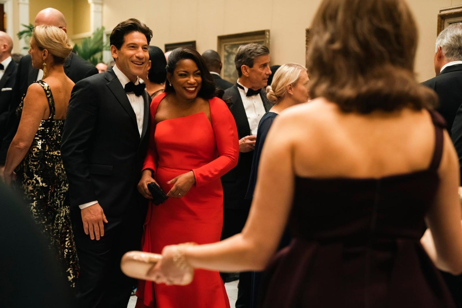 Az írónő, Isabel Wilkerson szerepében Aunjanue Ellis-Taylor. Partnere: Jon Bernthal