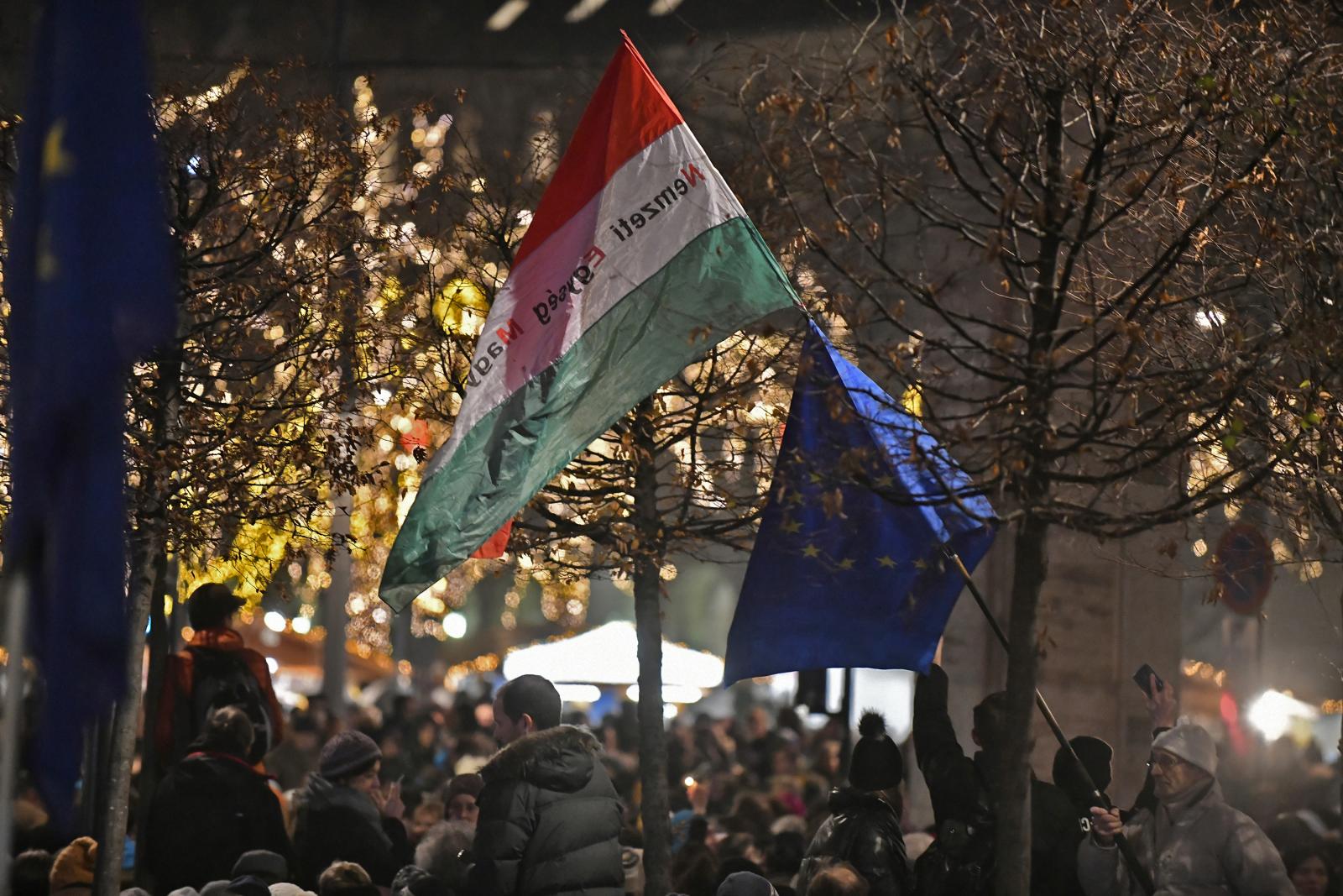 Tüntetés Budapesten 2019 decemberében magyar és uniós zászlókkal. A többség az európai fősodorral tart