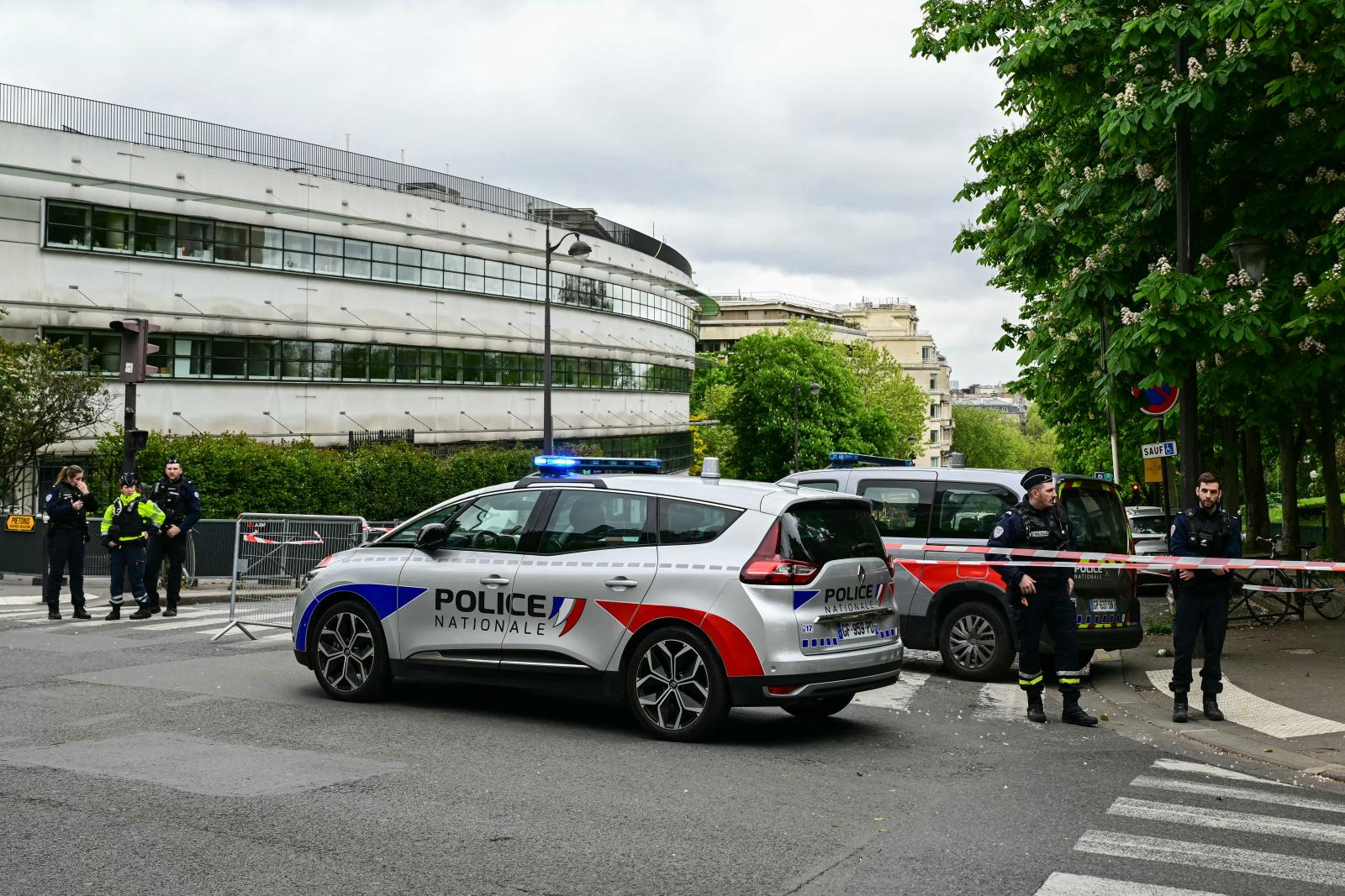 Rendőrök biztosítják a helyszínt a párizsi iráni konzulátus épületénél, ahol egy férfi robbantással fenyegetett