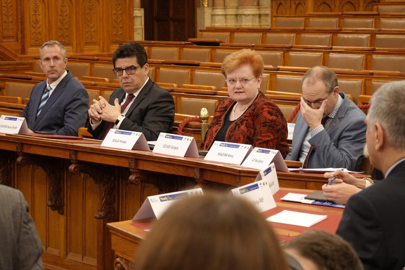 Gémes László, a csongrád-csanádi közgyűlés elnöke (balra)