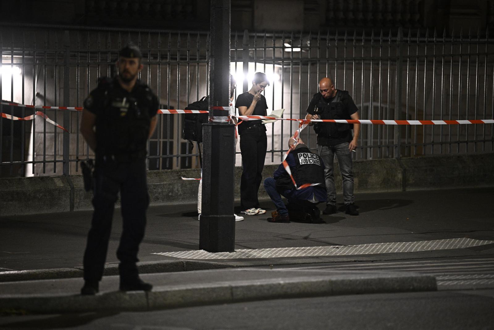 Rendőrök Párizsban, a Gare de l`Est pályaudvar előtt