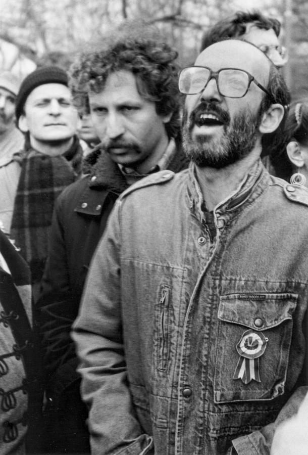 1988. MÁRCIUS 15., előtérben Kis János filozófus, a demokratikus ellenzék tagja, mögötte balra Jakab Lajos közgazdász, szamizdatos és Szilágyi Sándor fotográfus, fotótörténész, történész, irodalmár és lapszerkesztő