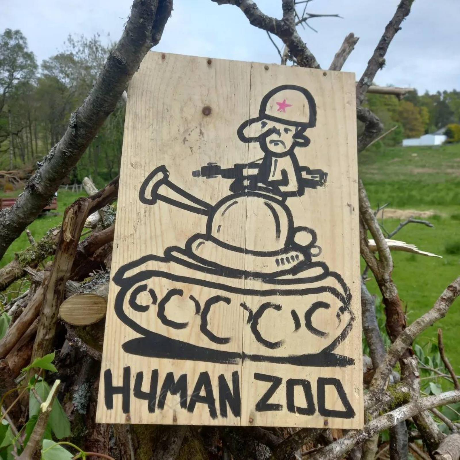 Sior alkotása egy Edinburgh-i máglyán. A skót grófnak a hagyománynak megfelelően babafigurát kellett volna a királynő uralkodásának 70. évét ünneplő máglyára tennie, de választhatott, és egy Putyint kért...