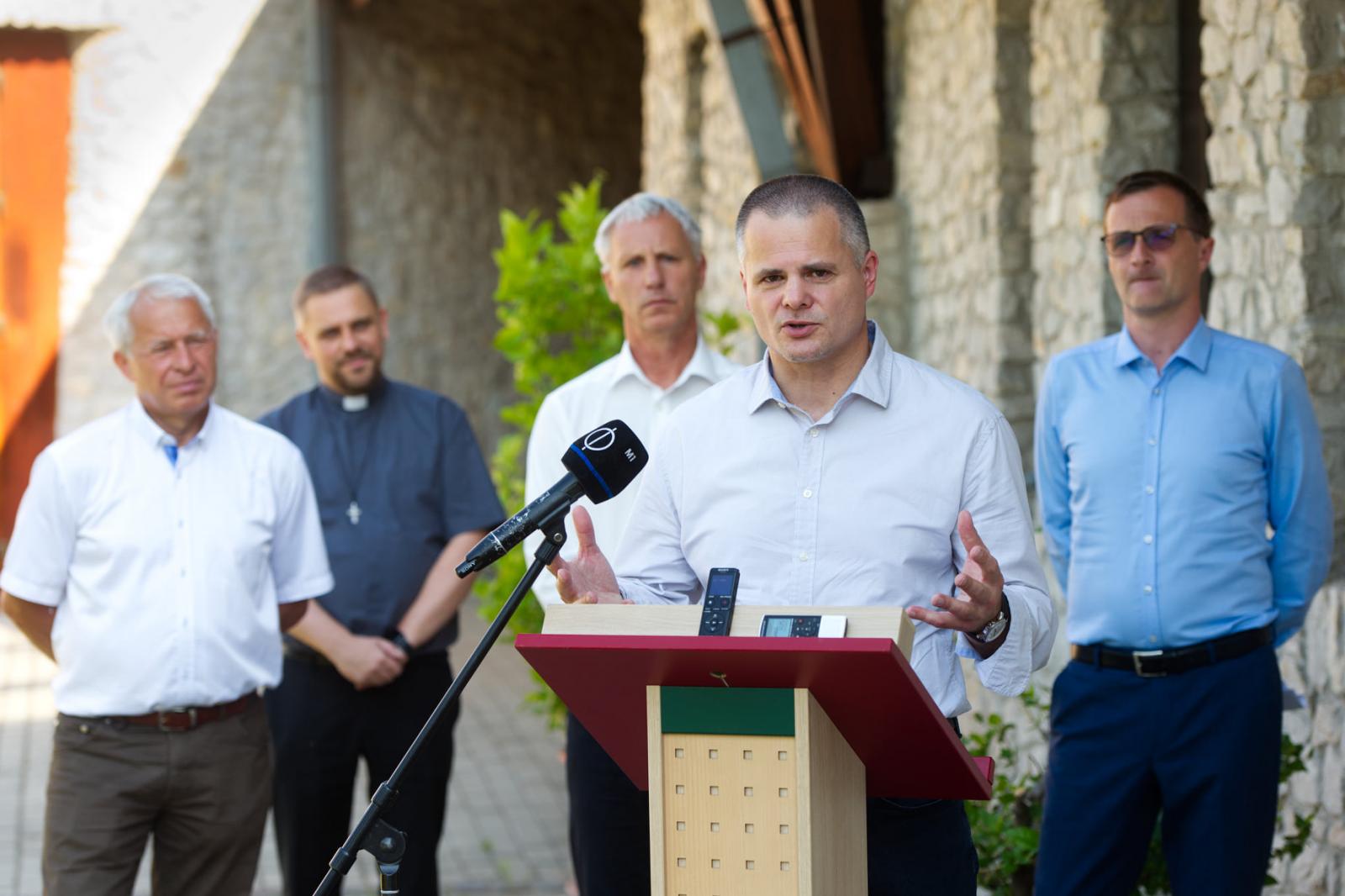 Hatházi Róbert balról a második. Balról az első Font Sándor Fidesz-KDNP-s országgyűlési képviselő, középen Soltész Miklós, a Miniszterelnökség egyházi és nemzetiségi kapcsolatokért felelős államtitkára, Salacz László Fidesz-KDNP-s országgyűlési képviselő 