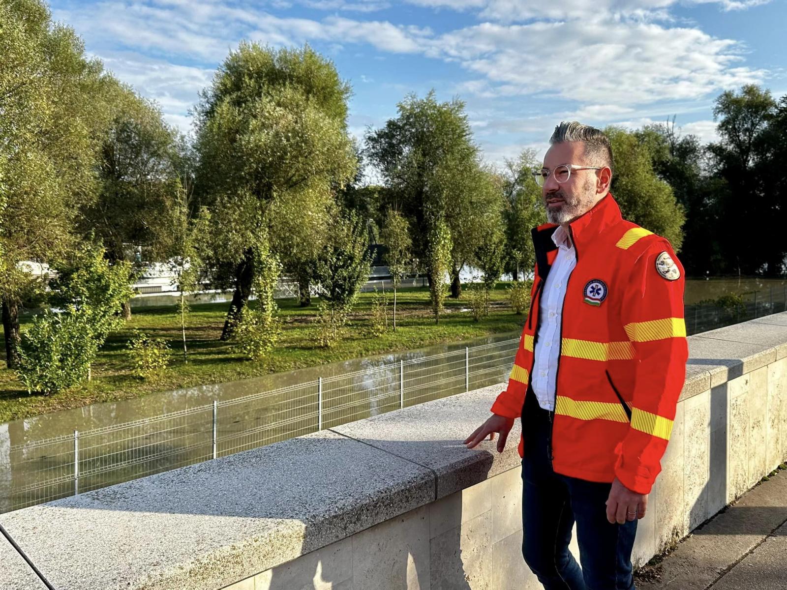 Csató Gábor, az Országos Mentőszolgálat főigazgatója az árvízi védekezés kapcsán szemlét tart a szentendrei mentőállomáson szeptember 18-án 