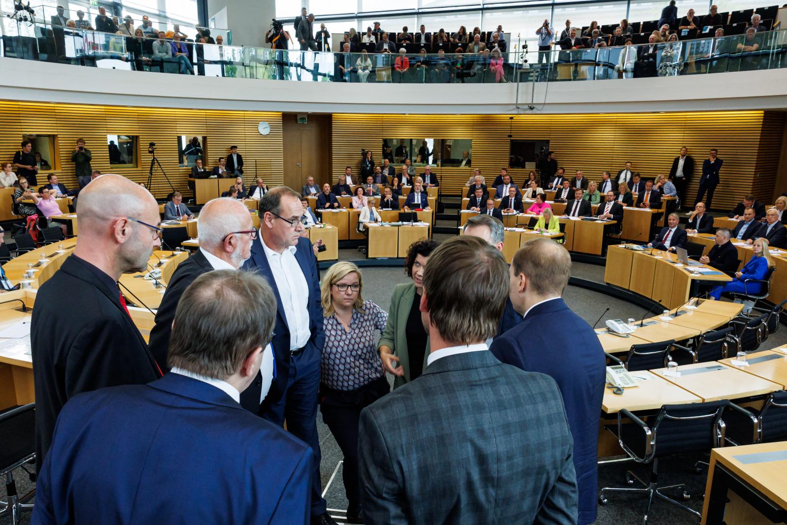 A türingiai parlament alakuló ülését többször meg kellett szakítani, miután az AfD szándékosan kaotikus helyzetet teremtett