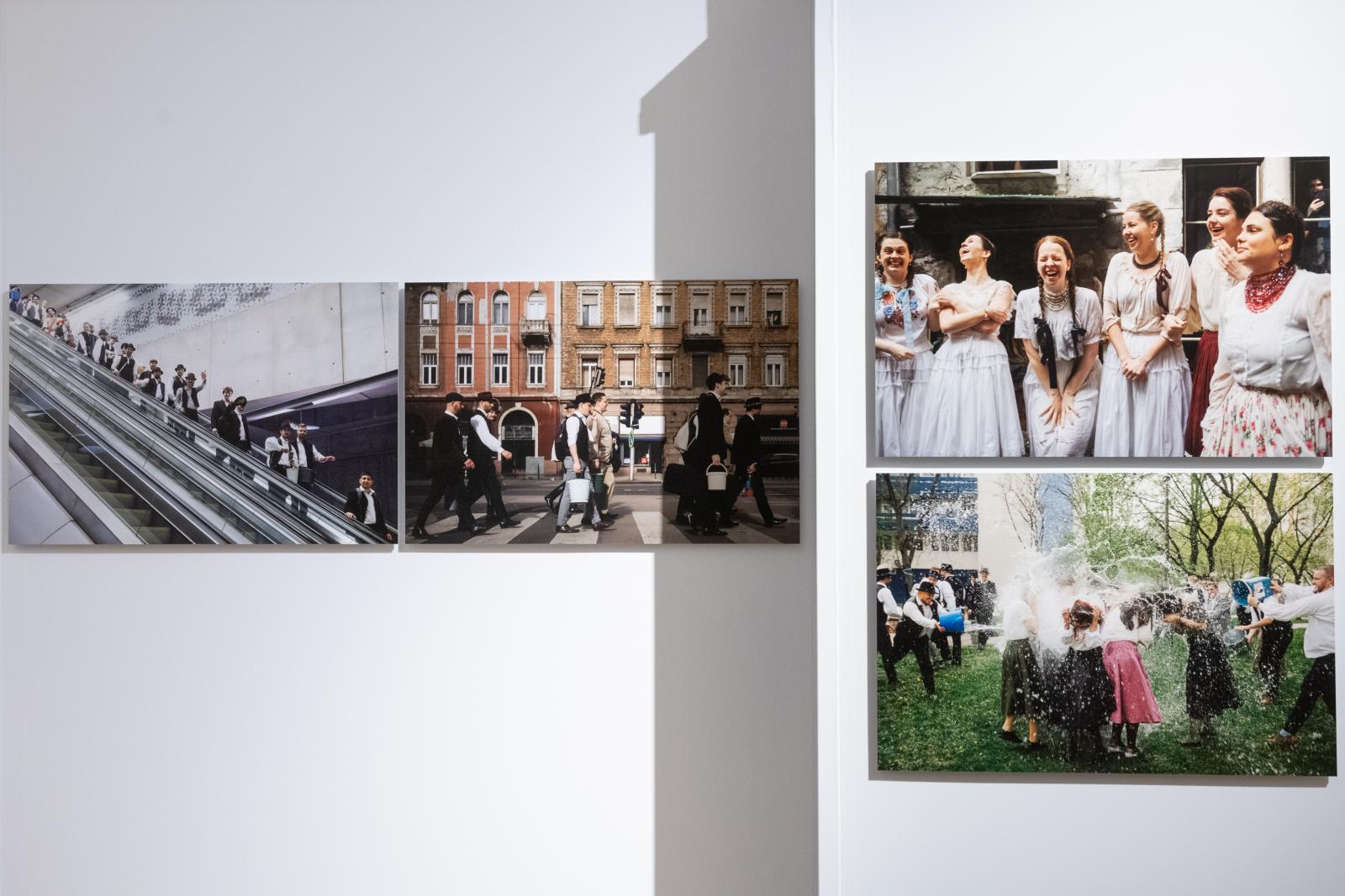 Szarka Klára, a kiállítás kurátora valamint Szabó T. Anna költő, a kiállítás egyik megnyitója