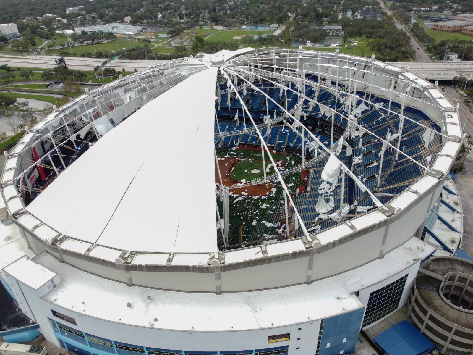 A hurrikán leszakította a Tampa Bay Rays baseballcsapat stadionjának kupolás tetejét