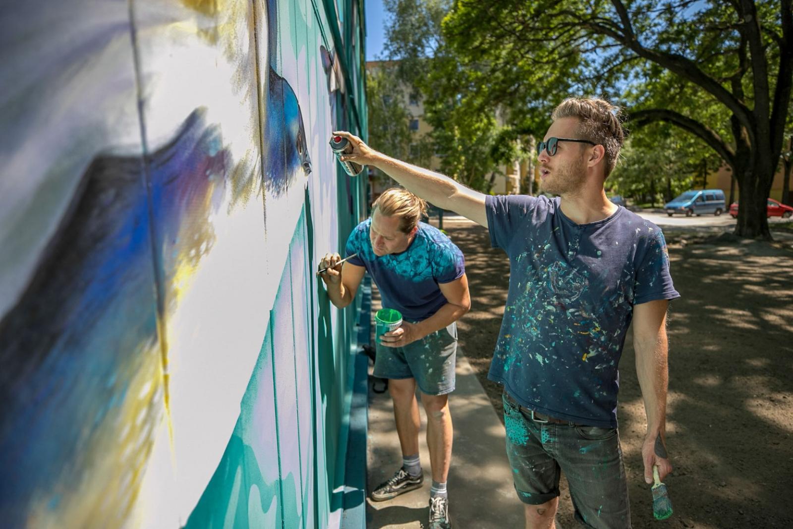 A szegedi Muralpaint csapata, Marton Ákos és Vinkó Leó alkotás közben.