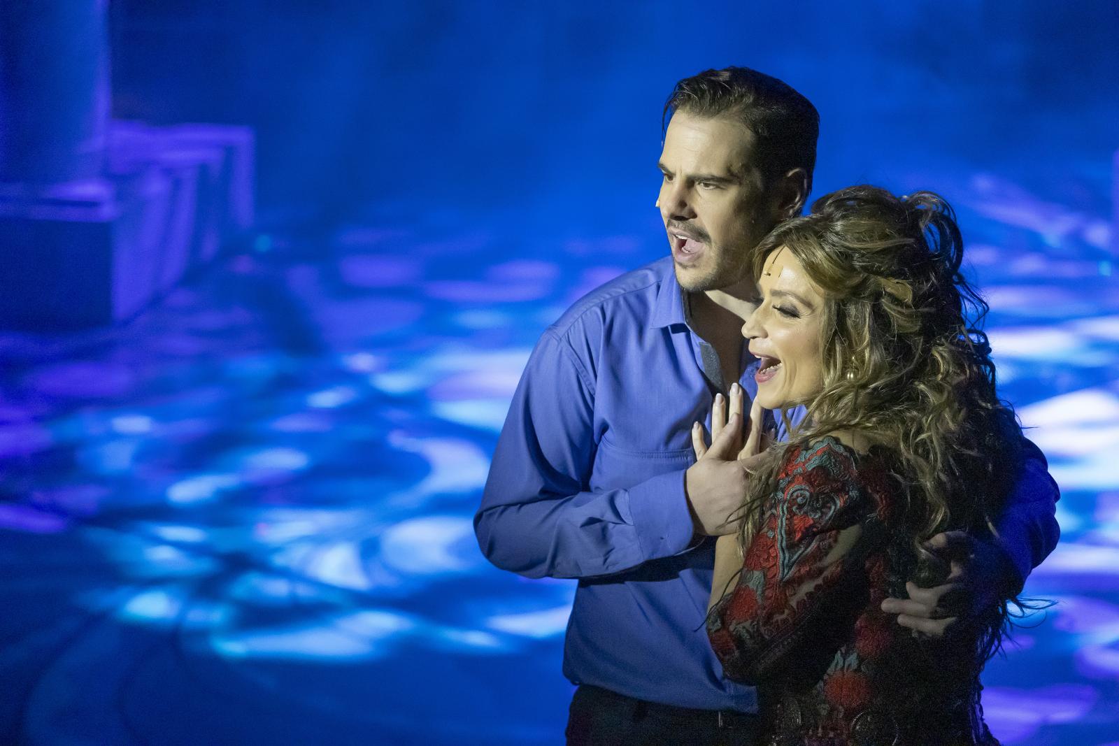 Carmen és José hadnagy egymásba habarodnak (Nádasi Veronika és Kocsis Dénes) a Budapesti Operettszínház Homonnay Zsolt rendezte előadásán