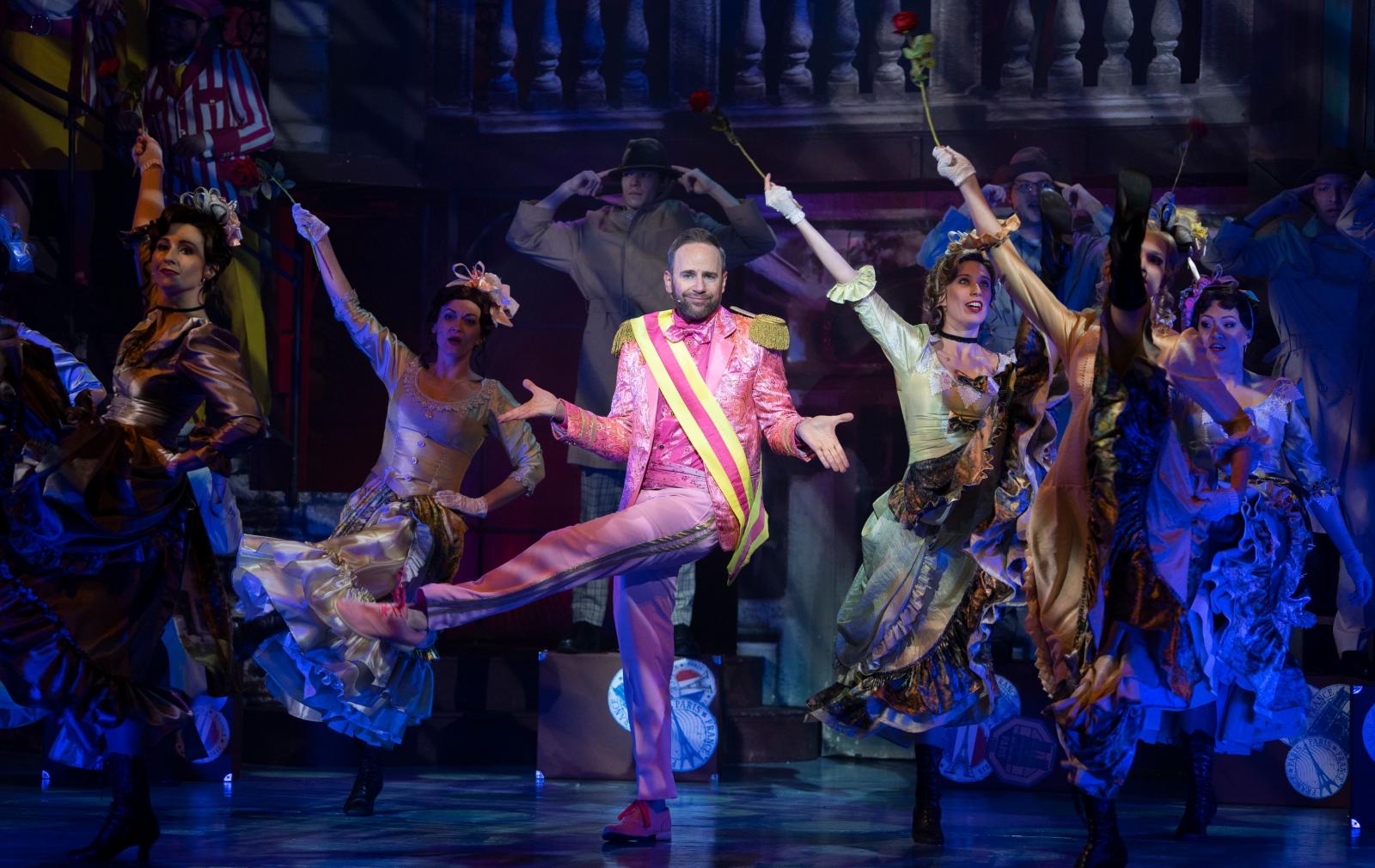 Carmen és José hadnagy egymásba habarodnak (Nádasi Veronika és Kocsis Dénes) a Budapesti Operettszínház Homonnay Zsolt rendezte előadásán