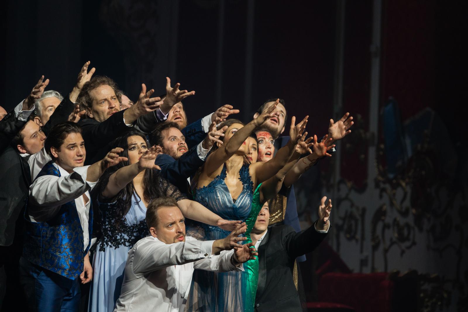 Carmen és José hadnagy egymásba habarodnak (Nádasi Veronika és Kocsis Dénes) a Budapesti Operettszínház Homonnay Zsolt rendezte előadásán