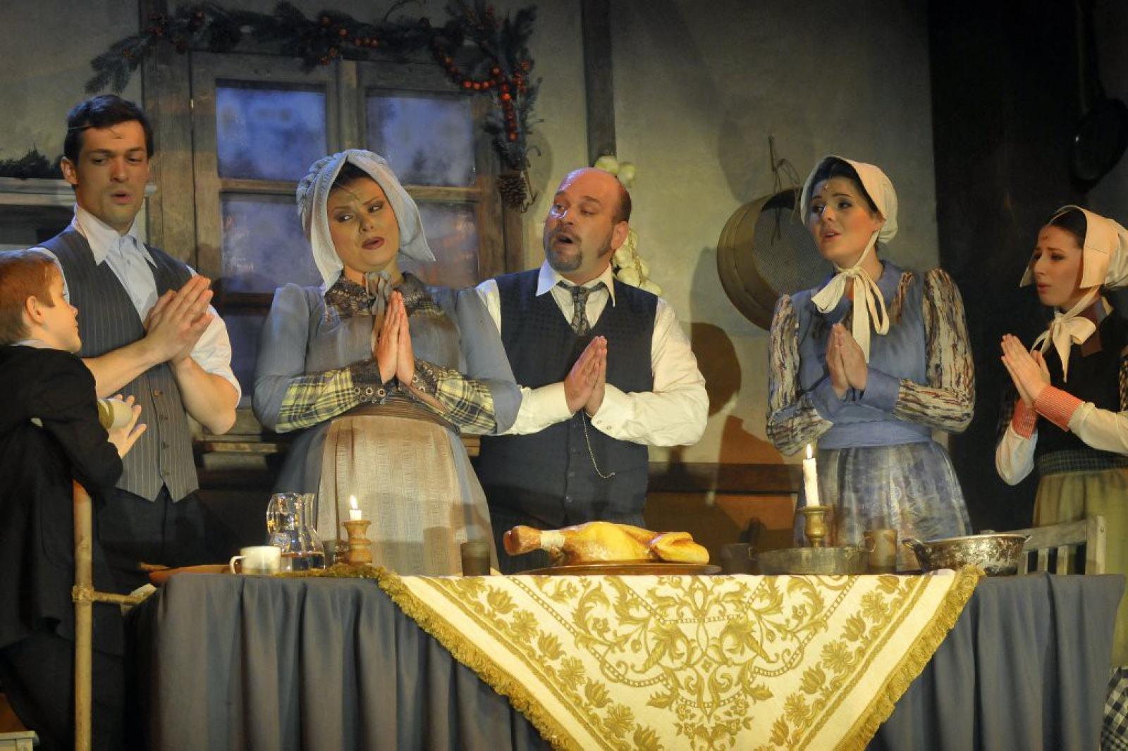 Carmen és José hadnagy egymásba habarodnak (Nádasi Veronika és Kocsis Dénes) a Budapesti Operettszínház Homonnay Zsolt rendezte előadásán