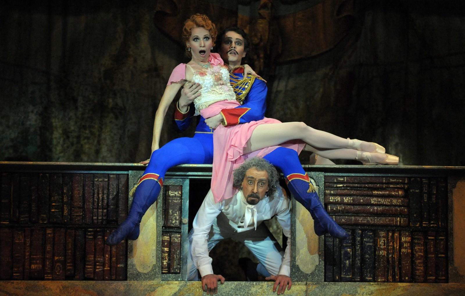 Carmen és José hadnagy egymásba habarodnak (Nádasi Veronika és Kocsis Dénes) a Budapesti Operettszínház Homonnay Zsolt rendezte előadásán