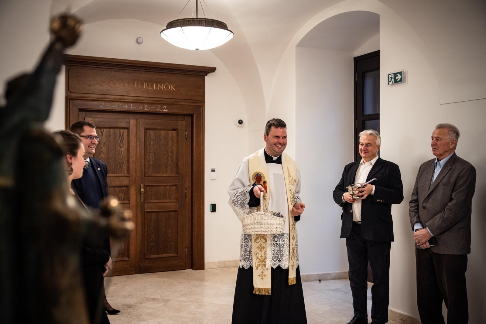 Bese Gergő (középen) illusztris társaságban. Semjén Zsolt miniszterelnök-helyettes és Schmitt Pál korábbi államfő a kép jobb szélén