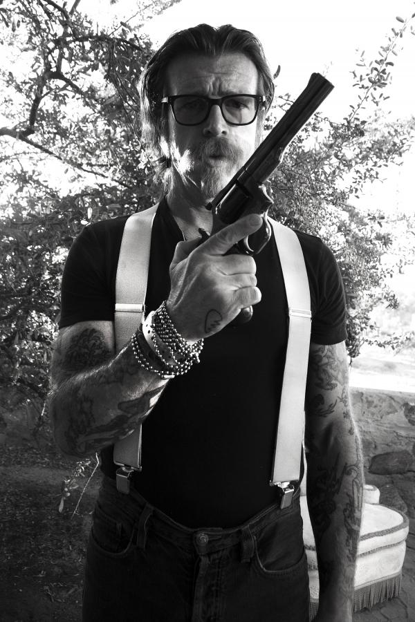 Jesse Hughes és a revolvere