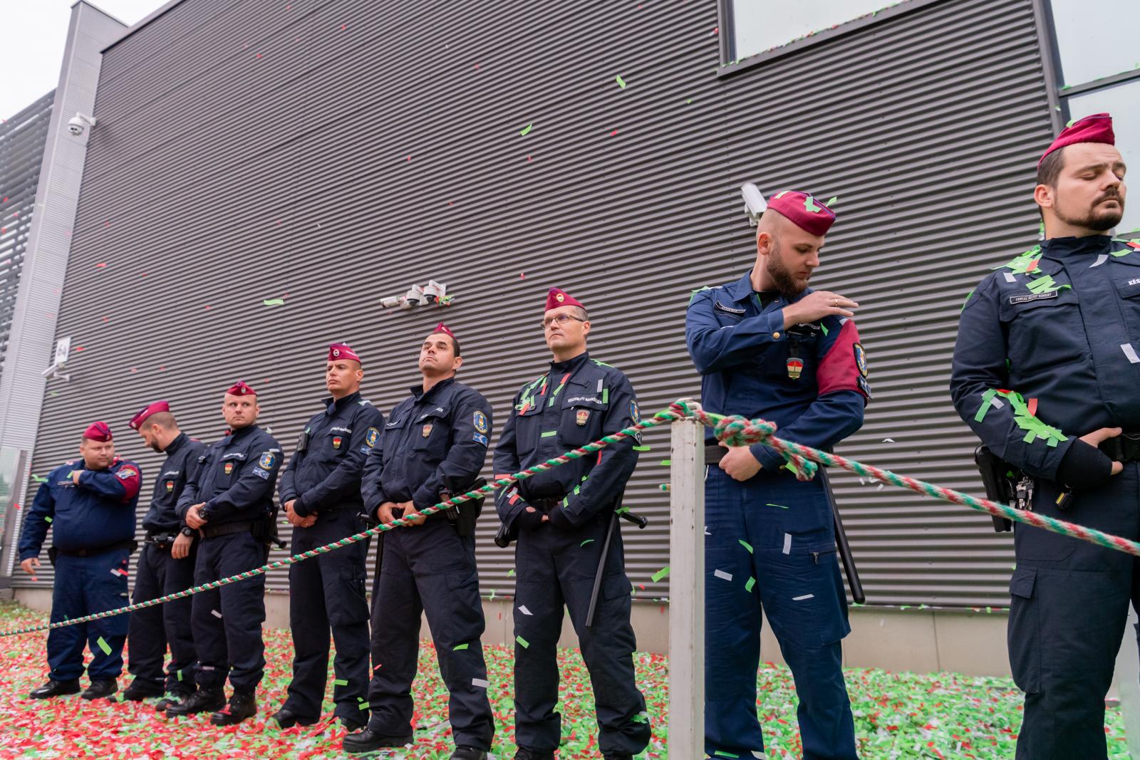 Meg-szent-ség-te-le-nít-he-tet-len-sé-ges-ke-dé-se-i-te-kért..