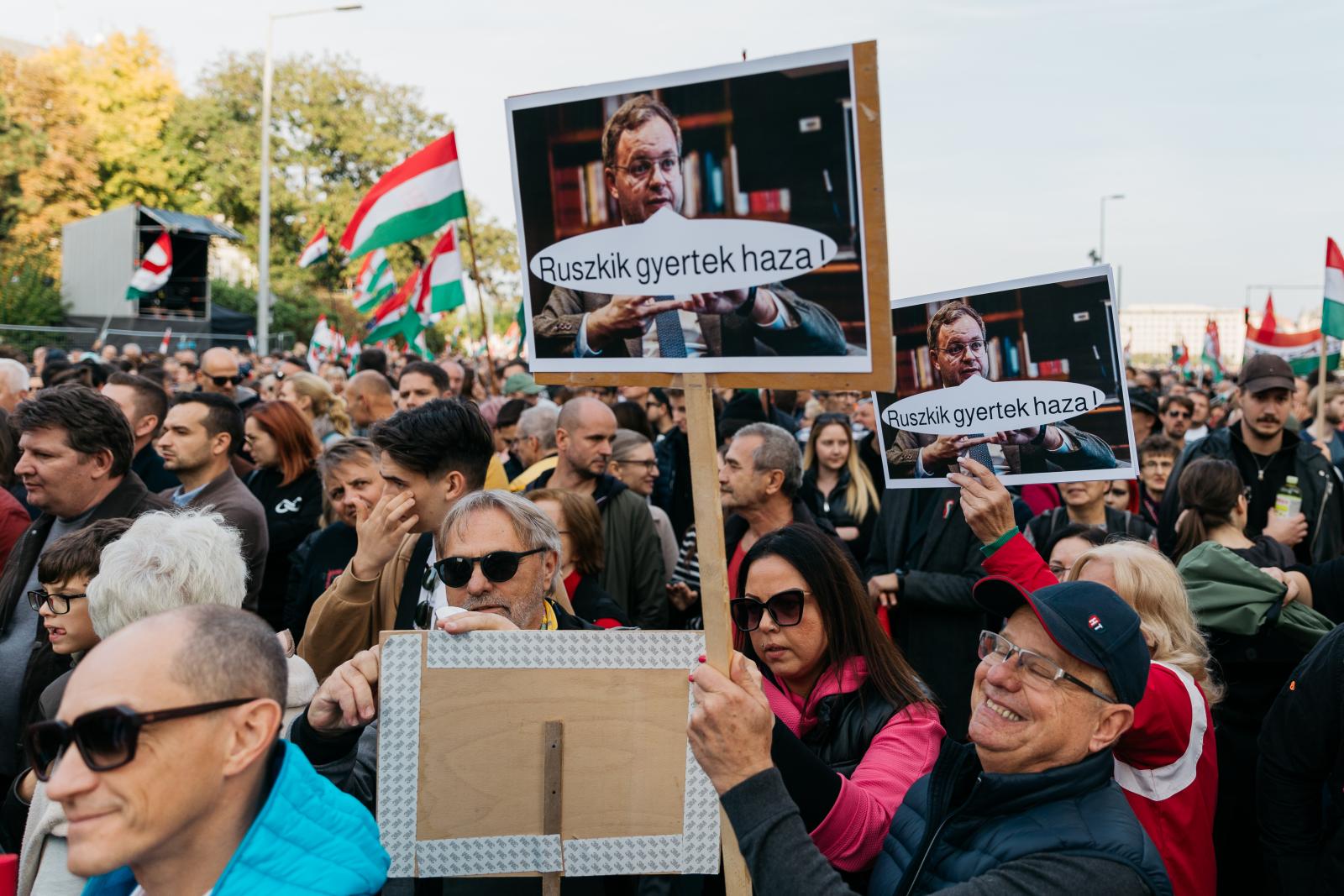 Meg-szent-ség-te-le-nít-he-tet-len-sé-ges-ke-dé-se-i-te-kért..