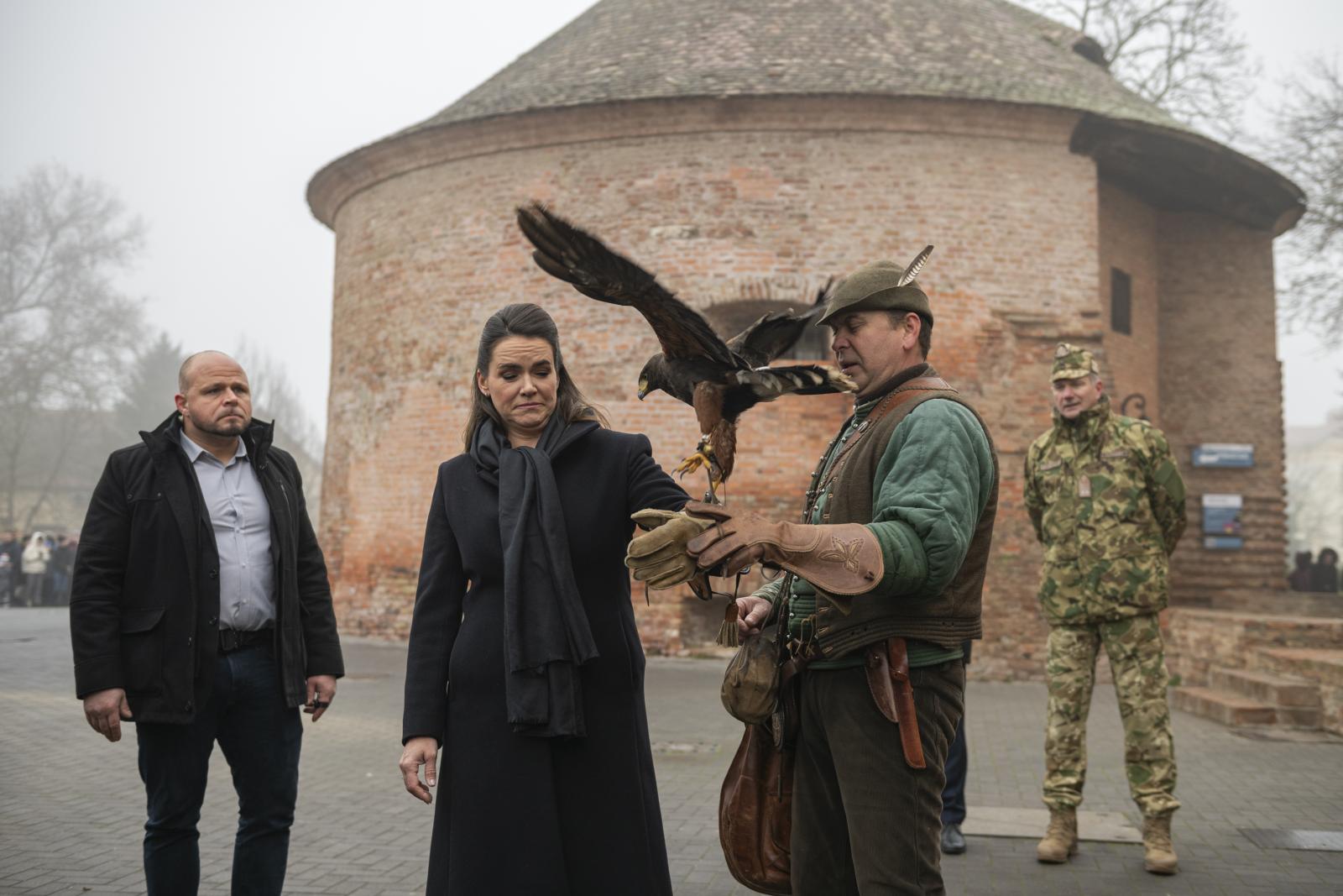 Meg-szent-ség-te-le-nít-he-tet-len-sé-ges-ke-dé-se-i-te-kért..