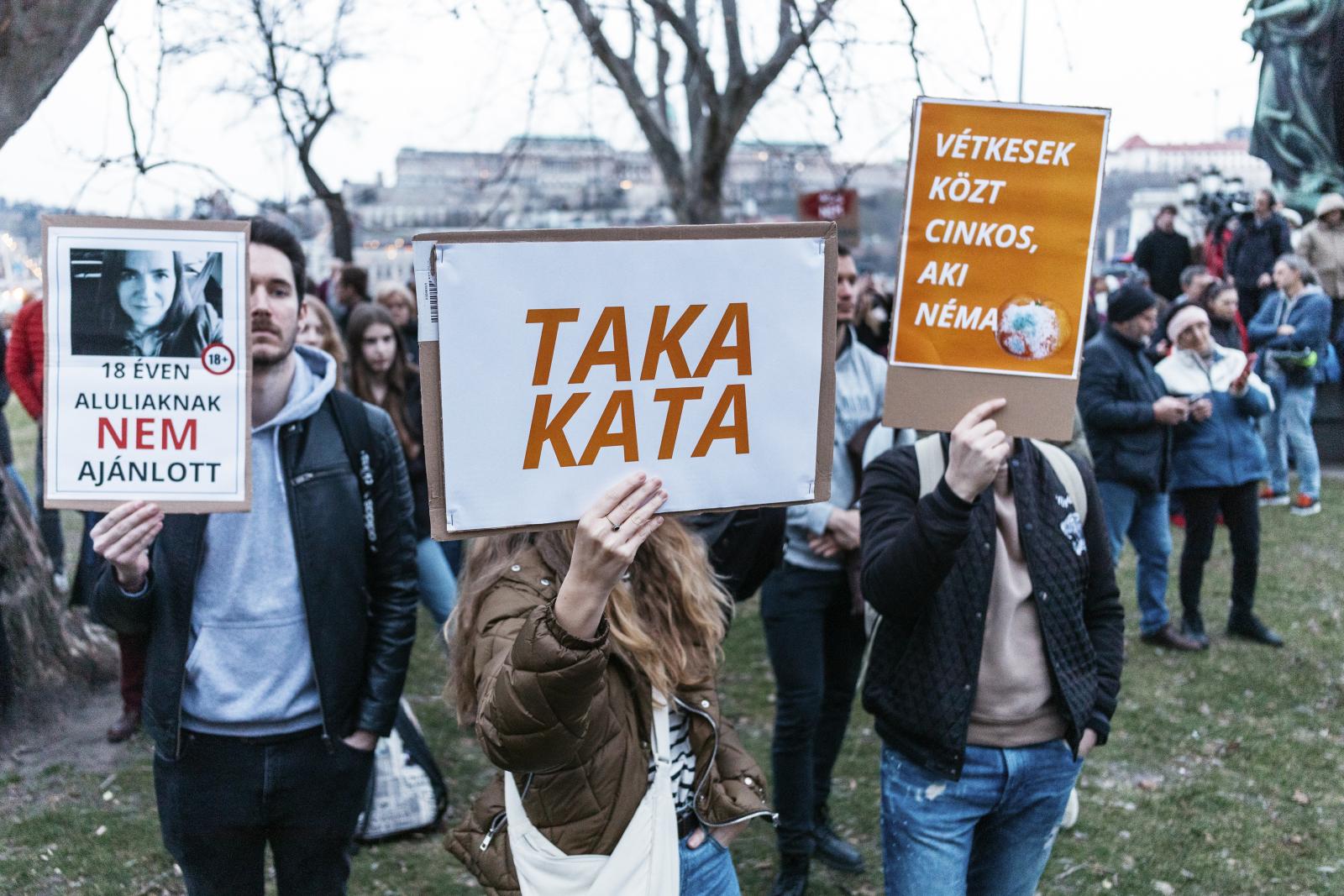 Meg-szent-ség-te-le-nít-he-tet-len-sé-ges-ke-dé-se-i-te-kért..