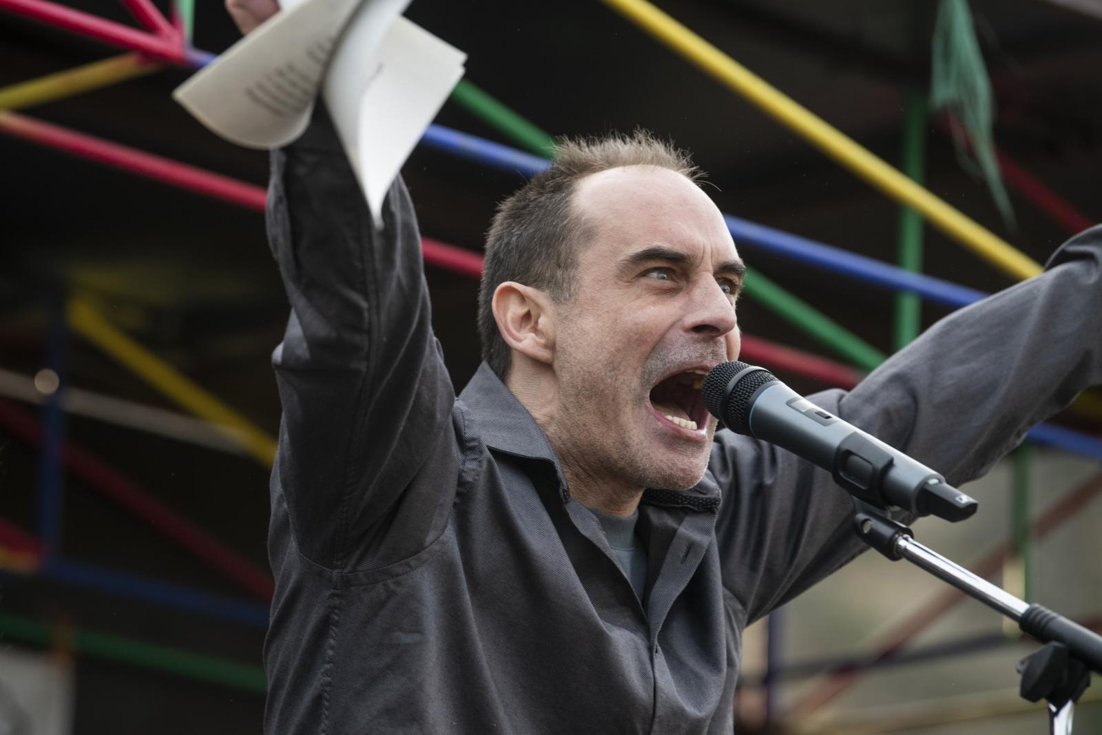 Meg-szent-ség-te-le-nít-he-tet-len-sé-ges-ke-dé-se-i-te-kért..