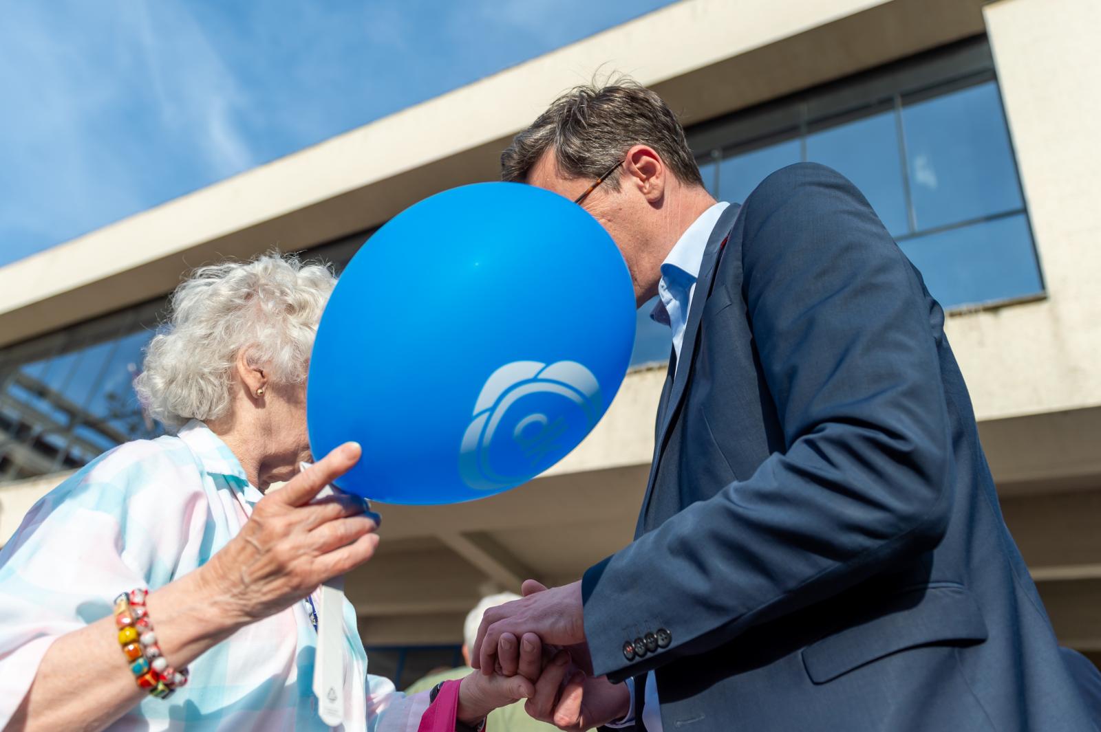 Meg-szent-ség-te-le-nít-he-tet-len-sé-ges-ke-dé-se-i-te-kért..