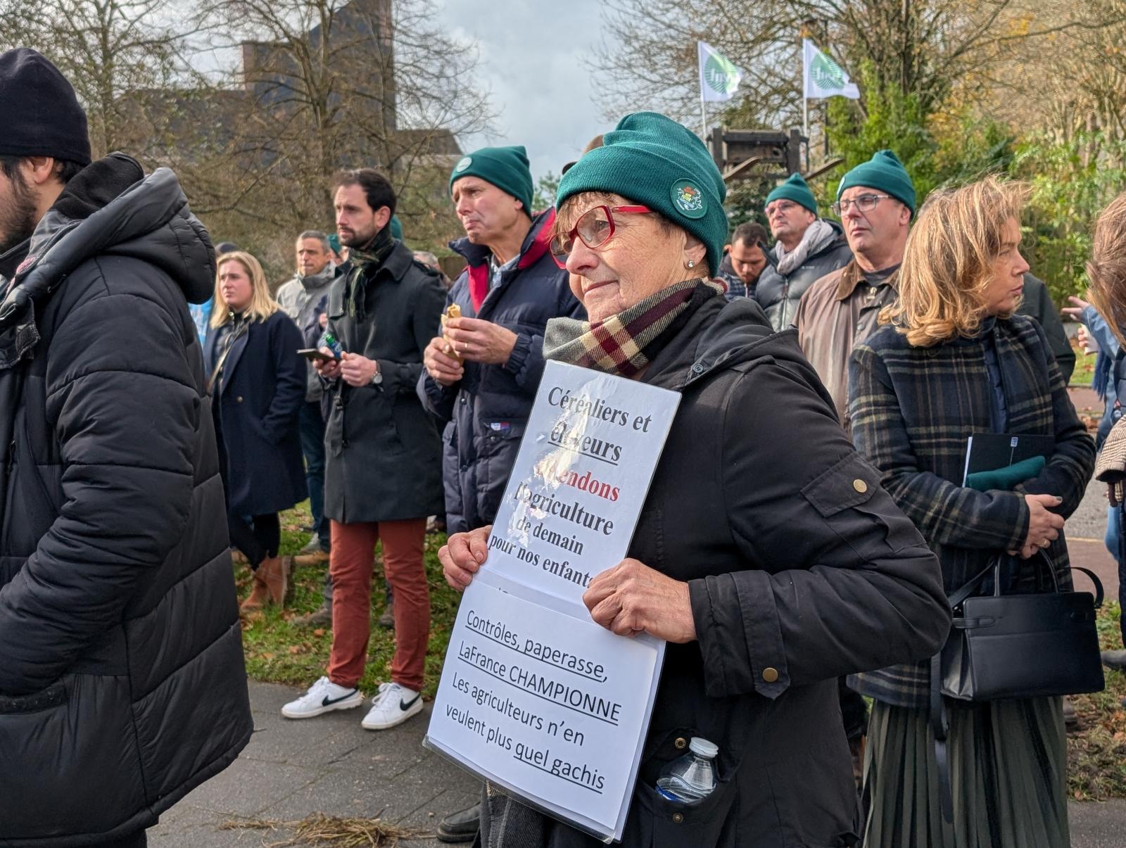 „Ellenőrzések, papírmunka, Franciaország a BAJNOK” - Többek közt ez a feéirat is olvasható ezen a transzparensen. 
