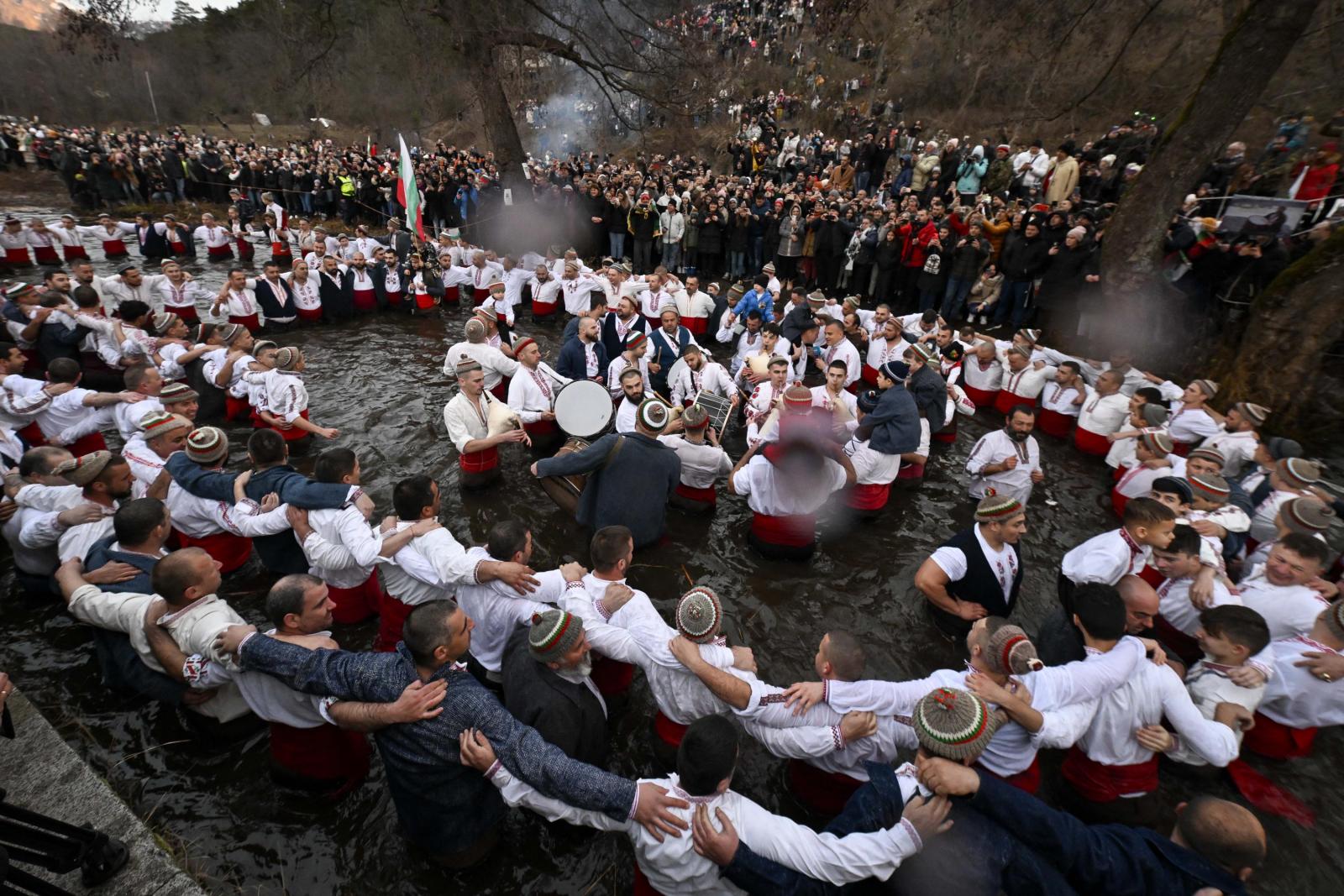 A római katolikus felvonulás a három bölcsnek nevezett három mágus bibliai látogatására emlékezik a kis Jézusnál, miután megszületett.